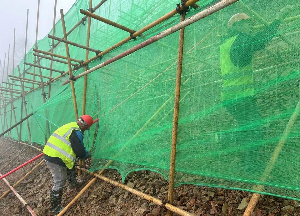 我为绿水青山尽薄力 -高陡边坡生态修复试点工程投入实践