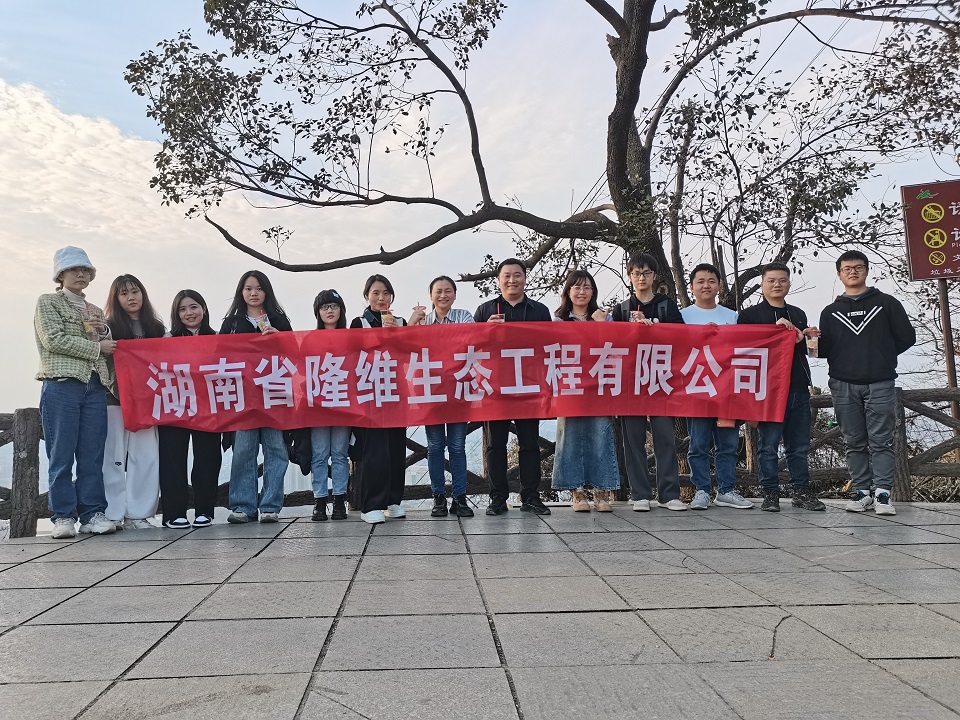 坚持锻炼，登顶岳麓