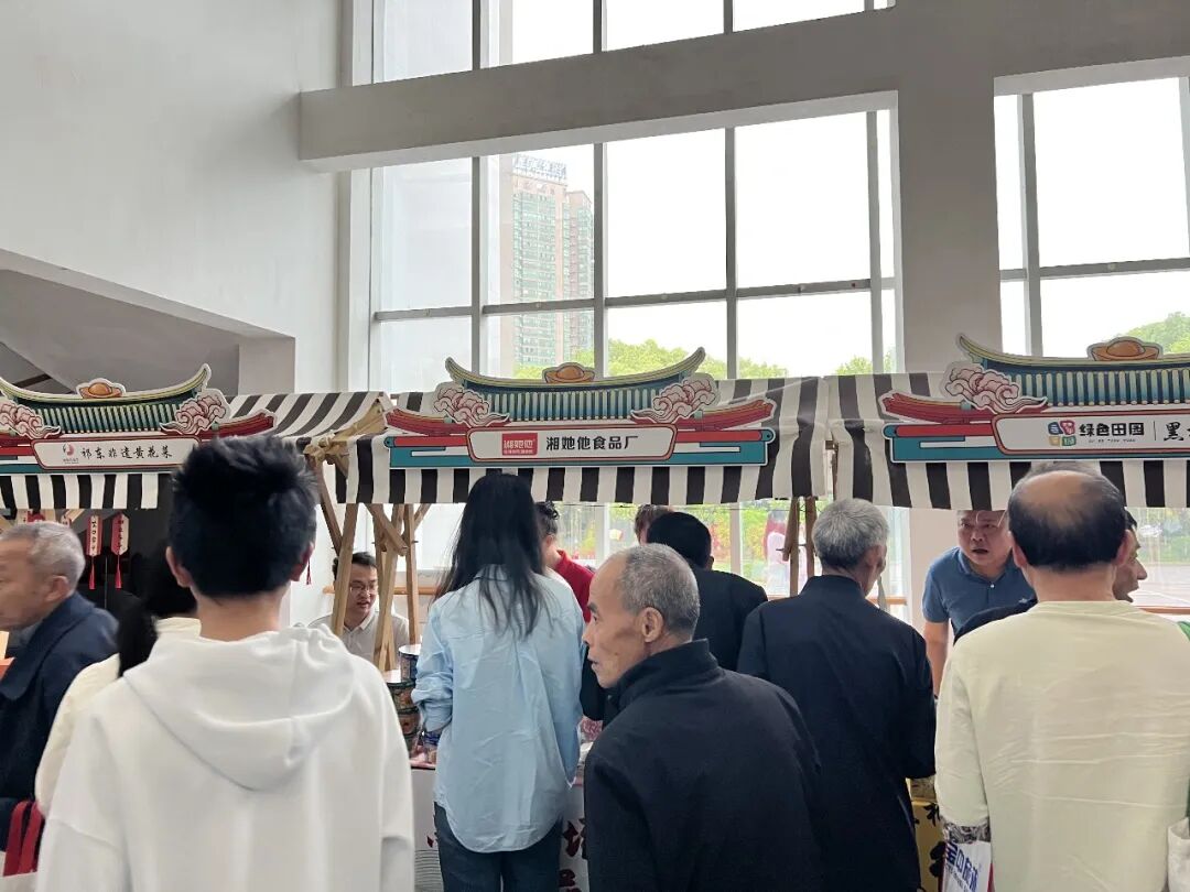 湘她他亮相惠民剧场商品集市，一碗烟火暖民心！