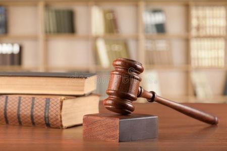 离婚后不与子女共同生活的父或母是否仍是子女的监护人