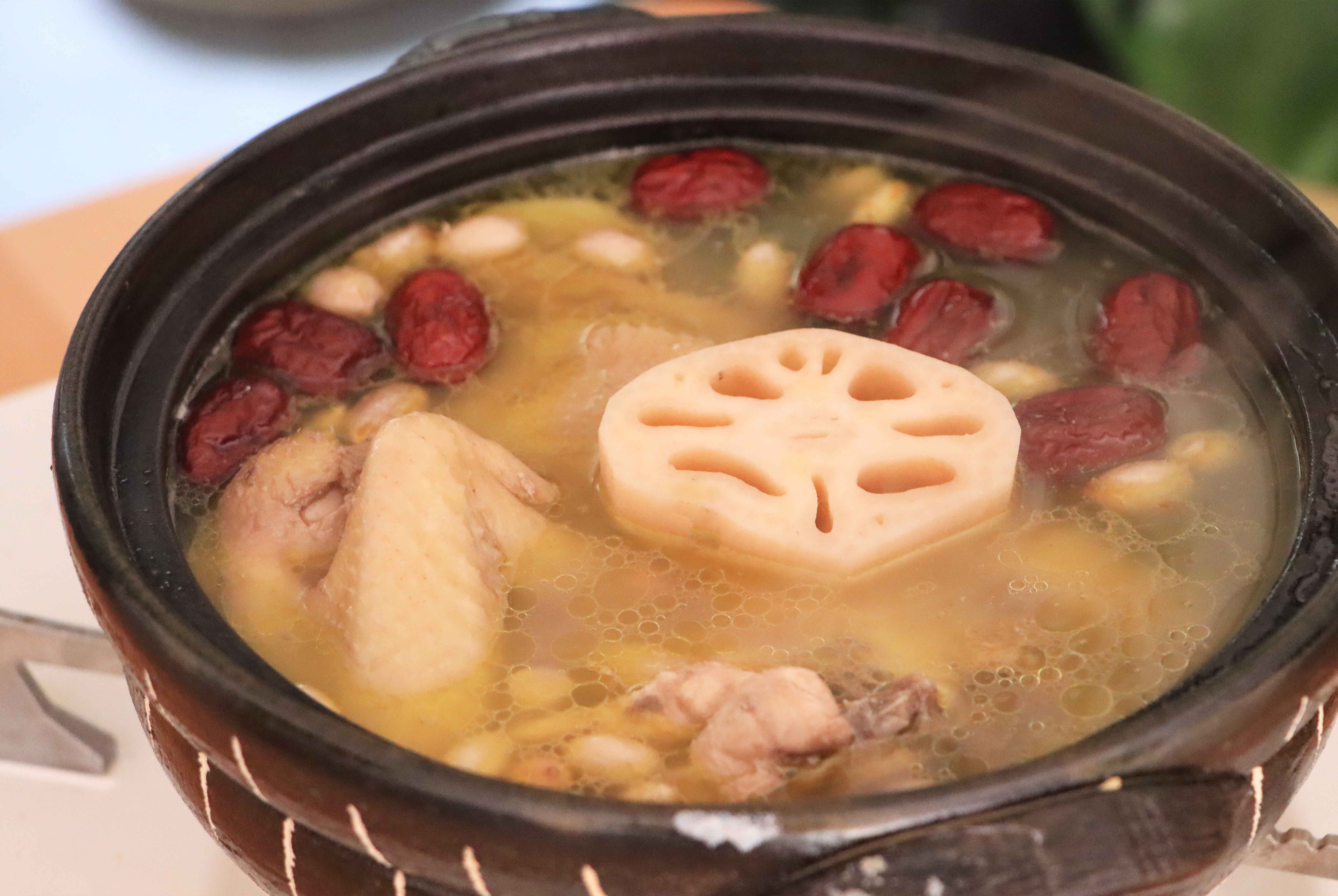 莲藕花生土鸡汤