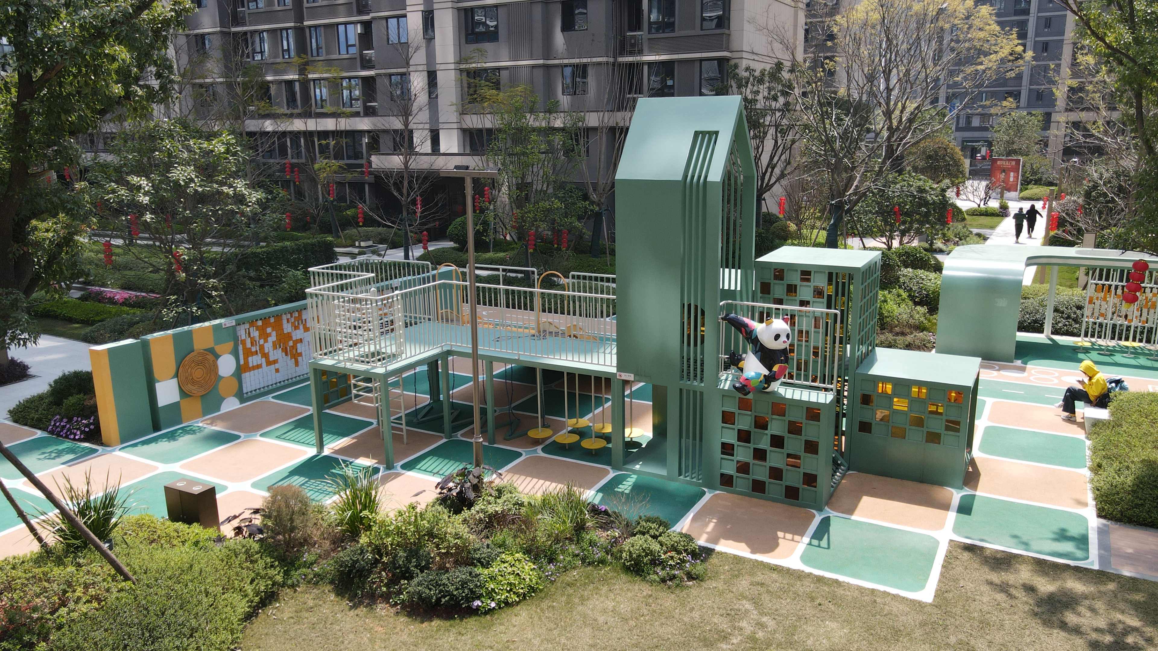 福州保利招商和樾风华小区儿童活动区鸟瞰图,展示魔方熊猫主题非标定制游乐设备与小区景观、EPDM地面的整体关系。