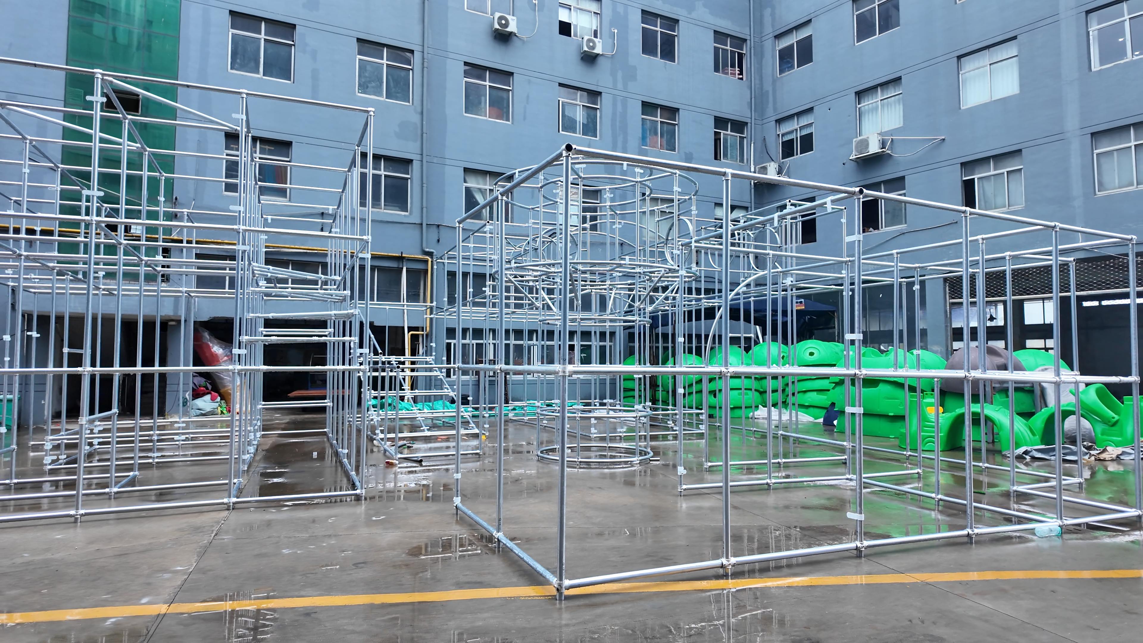 商用淘气堡钢架在工厂进行整体试装,检查主体结构、平台、通道和功能区域的匹配关系。