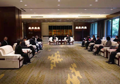 Hu Qiang, vicegobernador de la provincia de Jiangxi y su séquito se reunieron con Ying Yingting, gerente general de Dalian Electric Porcelain Group en Hangzhou.
