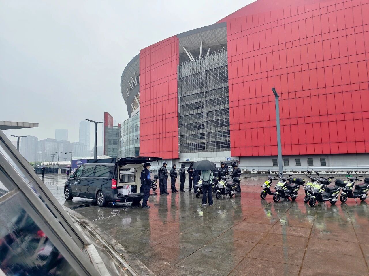 FLYRED | 大雨、绝杀、逆转……还有一件事，比赢球更让南京人安心