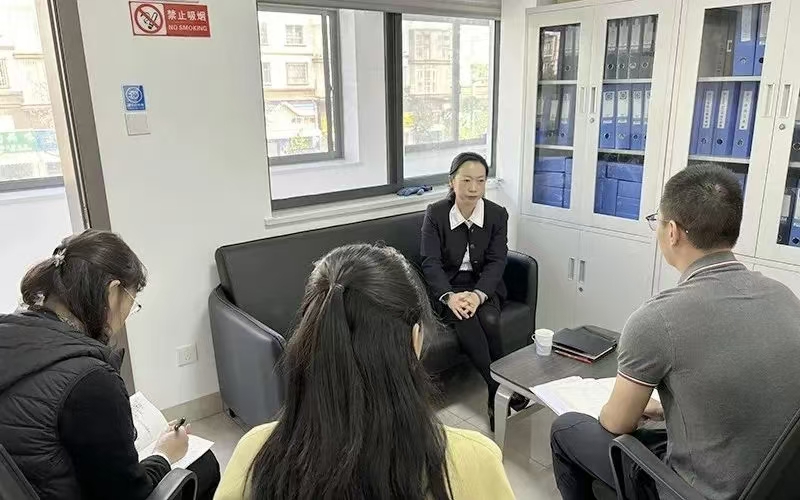 张艳梅调研工会社工工作