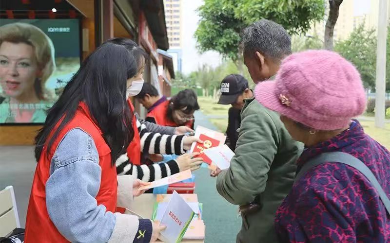 红河州工会社工深入工会驿站开展宪法和禁毒防艾知识宣传活动