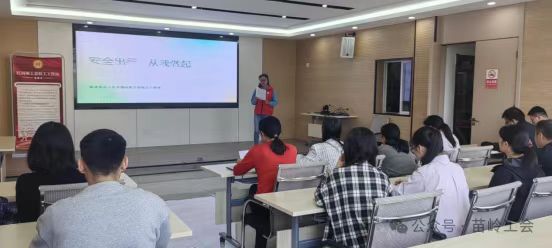 屏边县总工会卫国社区工会社工工作站开展“安全出行 从我做起”交通安全宣传活动
