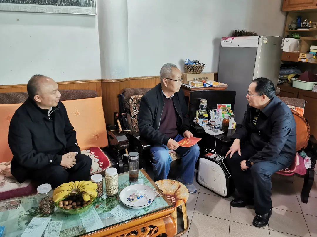 红河州总工会走访慰问高龄全国劳模