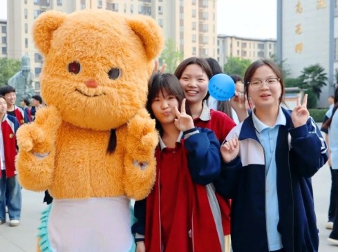 鲁山县育英高级中学：举行心理健康快闪活动