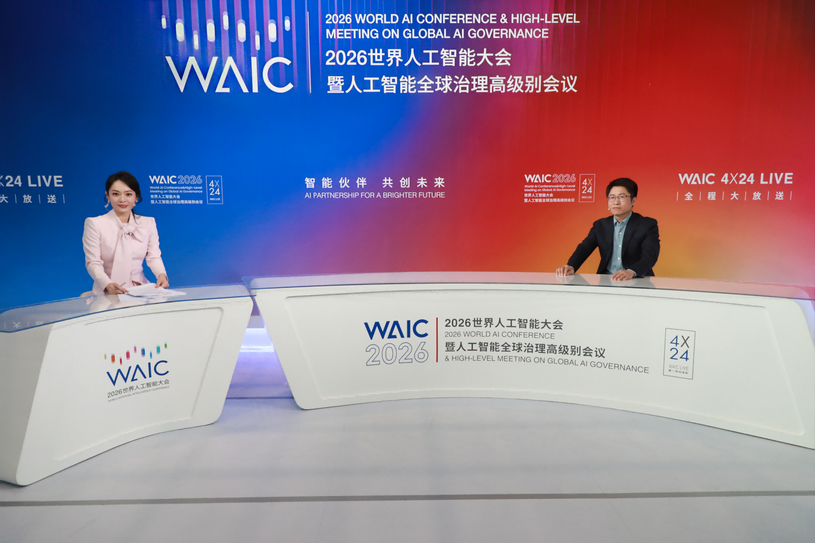 望石智慧2026 WAIC对谈丨用微观世界模型引领下一代AI制药范式变革