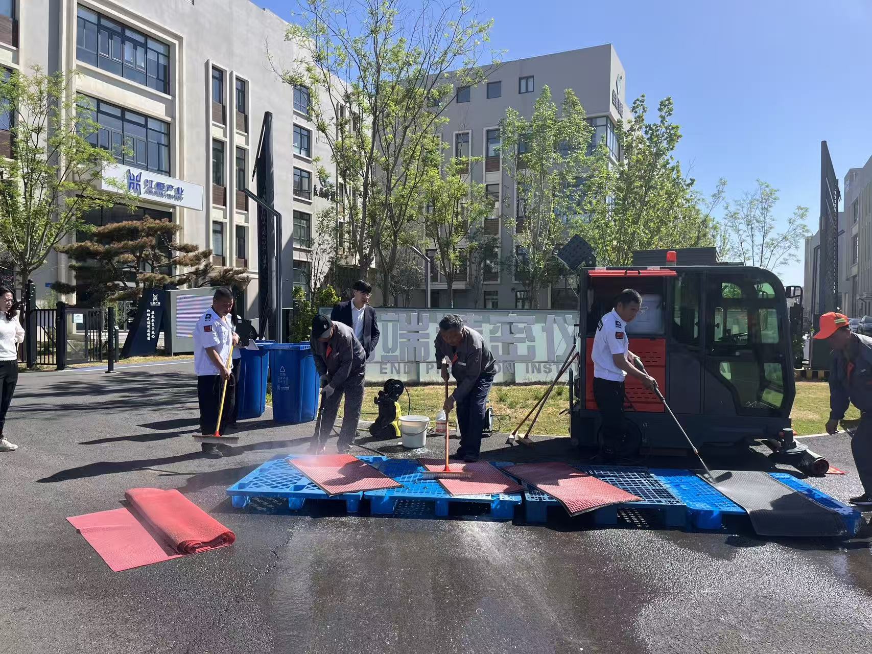 “服务于心，便企于行”江恒物业开展免费清洗地垫活动