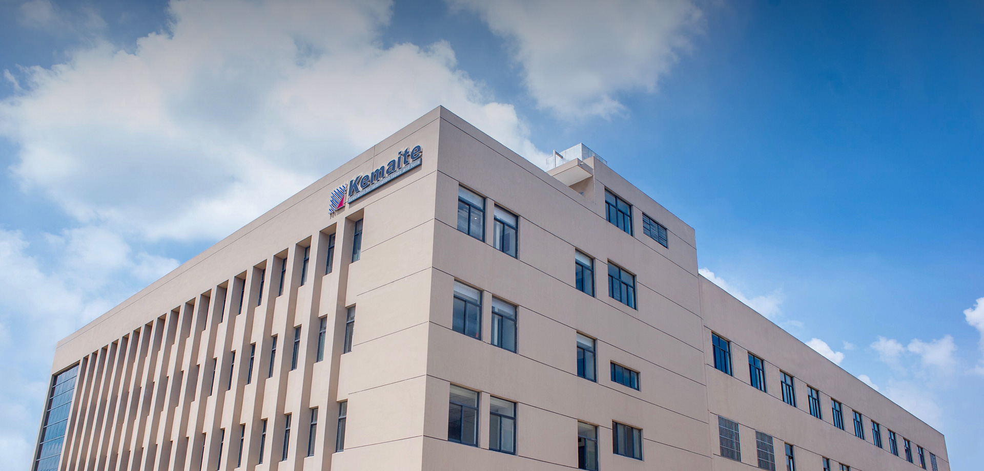 鼓荡激情扬征棹，一路轻舟乘东风