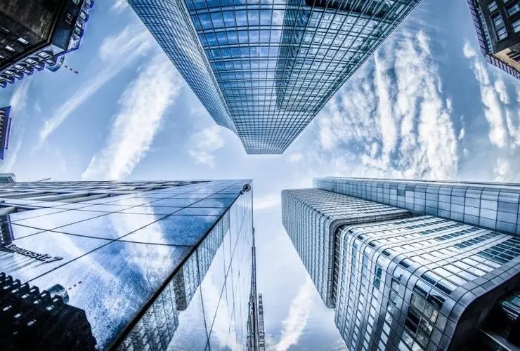 2.综合实力
（1）人才优势/研发能力
菱越新材料团队是由国内知名大学包装特色新材料研发团队组成的，团队成员涵盖了多个学科和专业领域。他们各自拥有丰富的专业知识和经验。这种多学科、多专业交叉融合的组合，使得团队具备了很强的人才优势和研发能力。
（2）平台优势
菱越新材料依托高校国家新材料工程中心的支持，具有专业的技术团队和丰富的资源。专业化的包装设计与信息共享平台让公司更好地了解市场需求和发展趋势，获取最新的行业信息和技术动态，为客户提供全方位的服务。
（3）服务模式
菱越新材料团队采取了前移的服务模式，即将技术支持提供给大C端客户。这种服务模式能够更好地满足客户的需求，提供定制化的服务。
（4）上游保障/下游支撑
菱越新材料拥有全球头部的PLA（聚乳酸）供应商作为上游保障。同时，公司还得到了国内外知名客户的支持。他们的支持使得菱越新材料能够更好地满足市场需求，提供高质量的产品和服务。