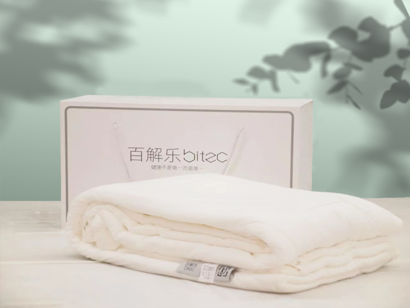 &nbsp;
&nbsp;
2.拉伸度可达到2%-3%（拉伸越高，弹力越好，产品韧性提升5倍)
目前市面上普通的聚乳酸产品平均弹性大概在2%，且聚乳酸占比较低。公司技术团队通过最新研发的改性技术将百解乐产品的面料纤维的弹性提高了5倍，提高到10% 。高弹性以及柔软亲肤的纤维面料让百解乐不同于其他面料，既具备普通的化纤面料的干爽，又具有天然面料的柔软亲肤和透气性能，还有抗菌抑螨的材料特性，达到A类抗菌的要求，同时还可以被生物降解，是一种&ldquo;德才兼备&rdquo;的生物高分子面料。