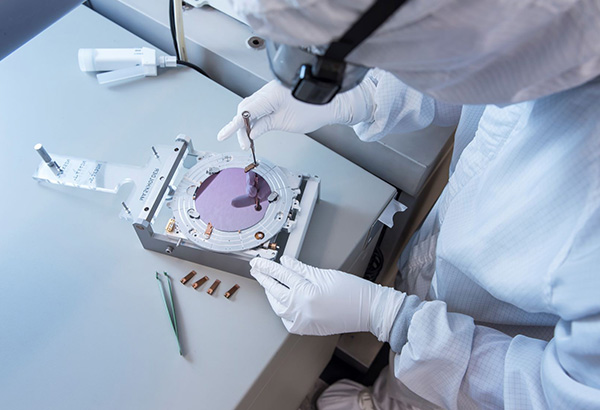 



InP
InP epitaxial materials are widely used in the near-infrared detection, optical communication, and high-frequency microwave RF fields due to their excellent performance in the near-infrared wavelength range and ultra-high electron mobility. With the increasing demand for data transmission efficiency in modern technology, high-speed optical communication requires chips with continuously improving performance. To meet the performance requirements of optoelectronic and RF chips, Atoman utilizes internationally leading MBE epitaxial production technology, providing high-quality InP epitaxial wafers to customers worldwide.