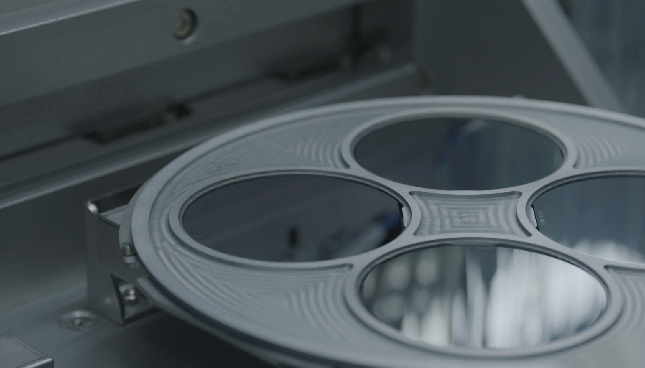 



砷化镓（GaAs）
砷化镓（GaAs）体系外延材料在射频和光电领域性能优异。GaAs pHEMT广泛应用于无线通信射频前端，GaAs VCSEL广泛应用于3D感应、数据中心。埃特曼采用国际领先的MBE外延生产技术，为国内外客户提供高质量的GaAs外延片。



