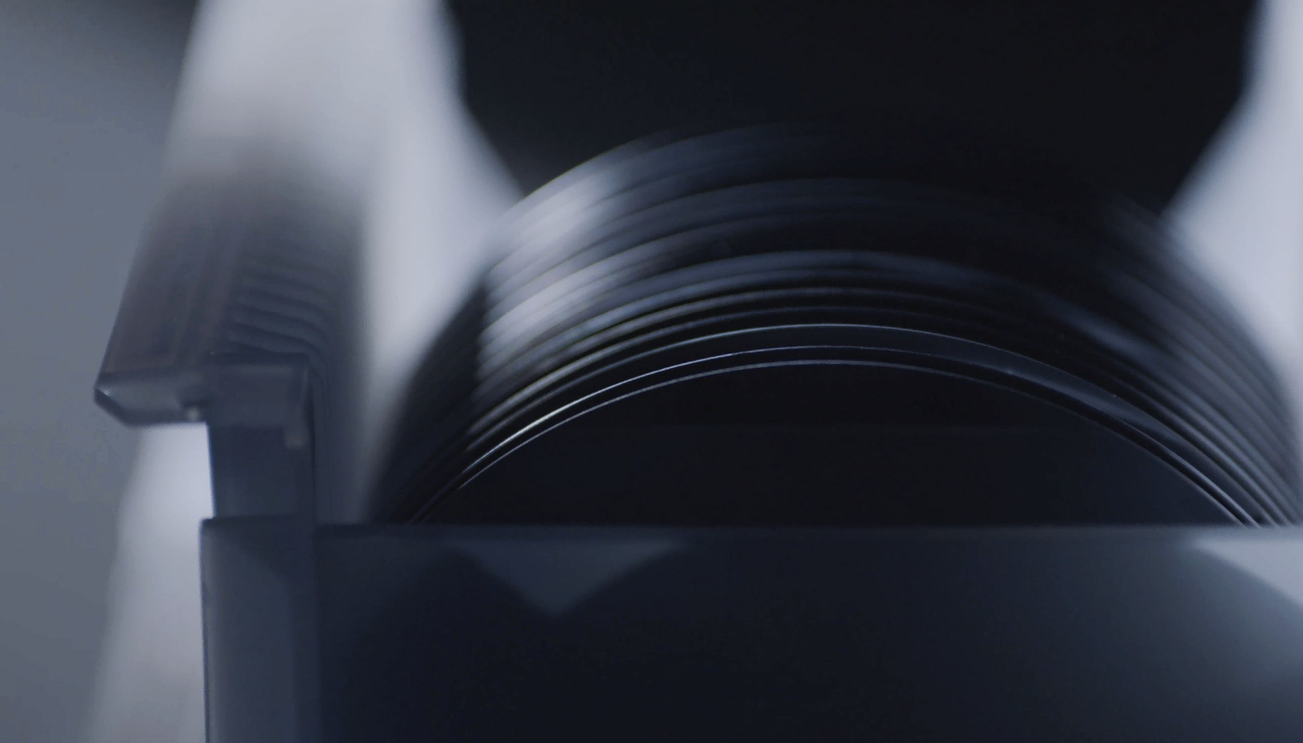 



氮化镓（GaN）
氮化镓（GaN）是第三代半导体材料中的代表，在微波射频和功率电子领域逐渐替代传统的硅基器件。埃特曼采用国际领先的Hybrid-MBE技术，为客户提供高质量、低成本的GaN外延片。



