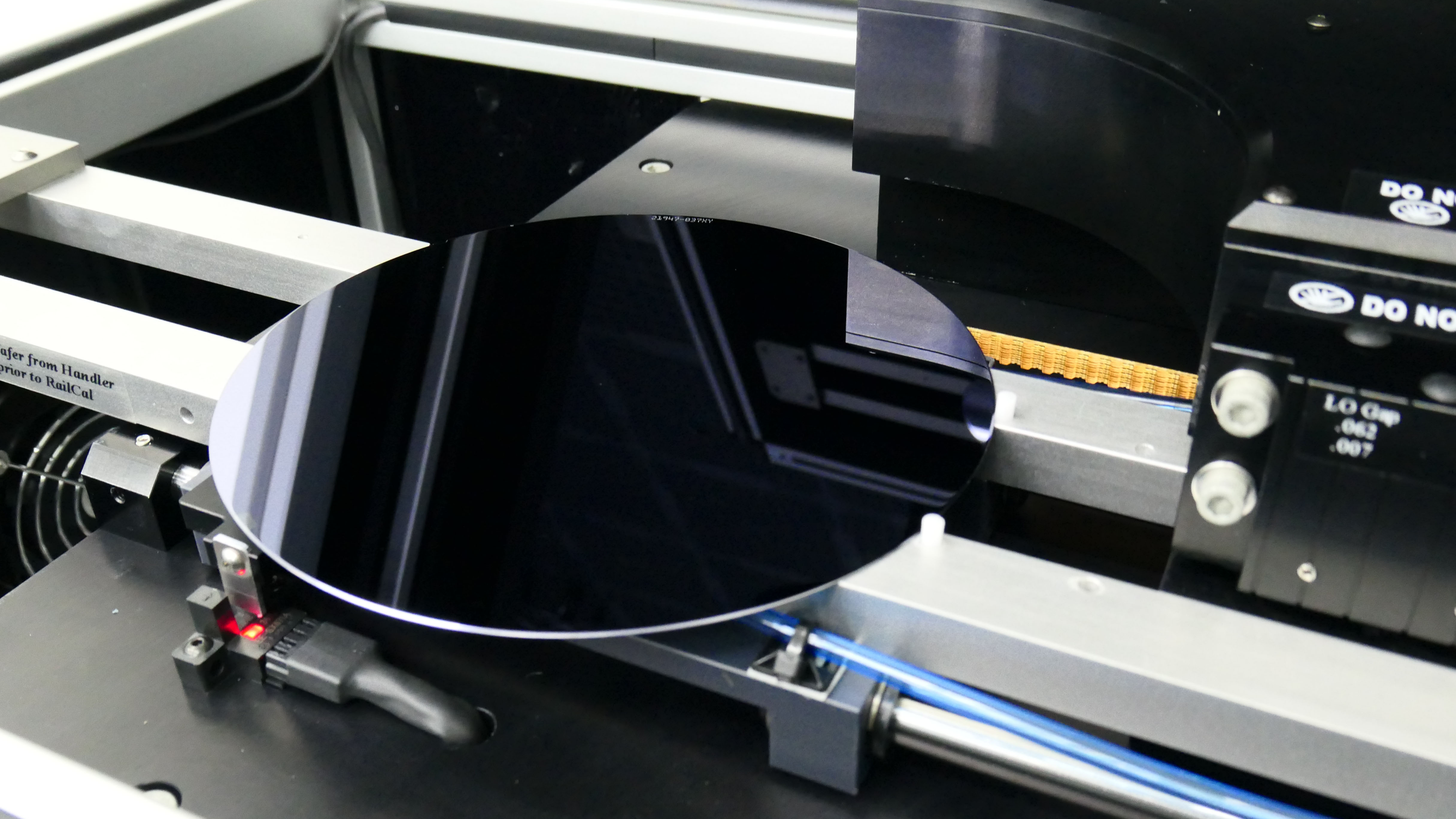 



磷化铟（InP）
磷化铟（InP）体系外延材料因其在近红外波段的优异性能，以及超高的电子迁移率，广泛应用于红外探测、光通信、高频微波射频领域。



