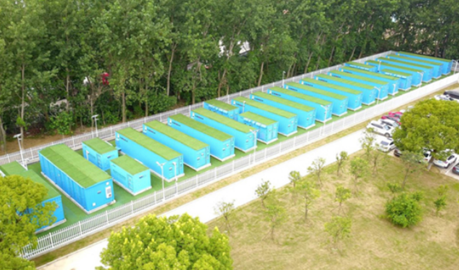 &nbsp; &nbsp; &nbsp; &nbsp;水泥生产是用电大户，电力消耗极大，电力设施建设与电力消耗是不可忽略的要素，电力设施建设周期长，扩容难度大，困难重重，可以说解决了电力设施难题，就是解决了水泥生产的瓶颈问题；降低电力消耗成本，就是降低了产品成本，增加了企业效益。 实现上述两个目标，是从根本和源头上提升企业竞争力。
&nbsp; &nbsp; &nbsp; &nbsp;水泥储能项目采用集装箱模块化设计，0.5MW/2MWh一组，共16组，总容量为8MW/32MWh，工厂预装，保证了产品与系统的性能质量，缩短了建设周期，为客户赢得了时间；缓解了容量瓶颈苛求，节约了电力建设投入；储能系统利用电力价差，削峰填谷，显著降低了电力消耗成本，并使传统的沉没成本变为可以产生效益的电力投资，为企业赢得了效益。
&nbsp; &nbsp; &nbsp; &nbsp;大容量的储能设施安全性始终是客户关注的焦点，海玉国际采用磷酸铁锂（LFP）电芯储能系统，从材料选取到系统控制，从电芯到系统层级，全方位保障产品的安全、可靠。电芯层面，我们对每一个模组都设有多路温度传感器；系统层面，设置多级保护，一旦系统中发现潜在的故障隐患，及时采取相应的保护措施，安全始终是我们的根本。