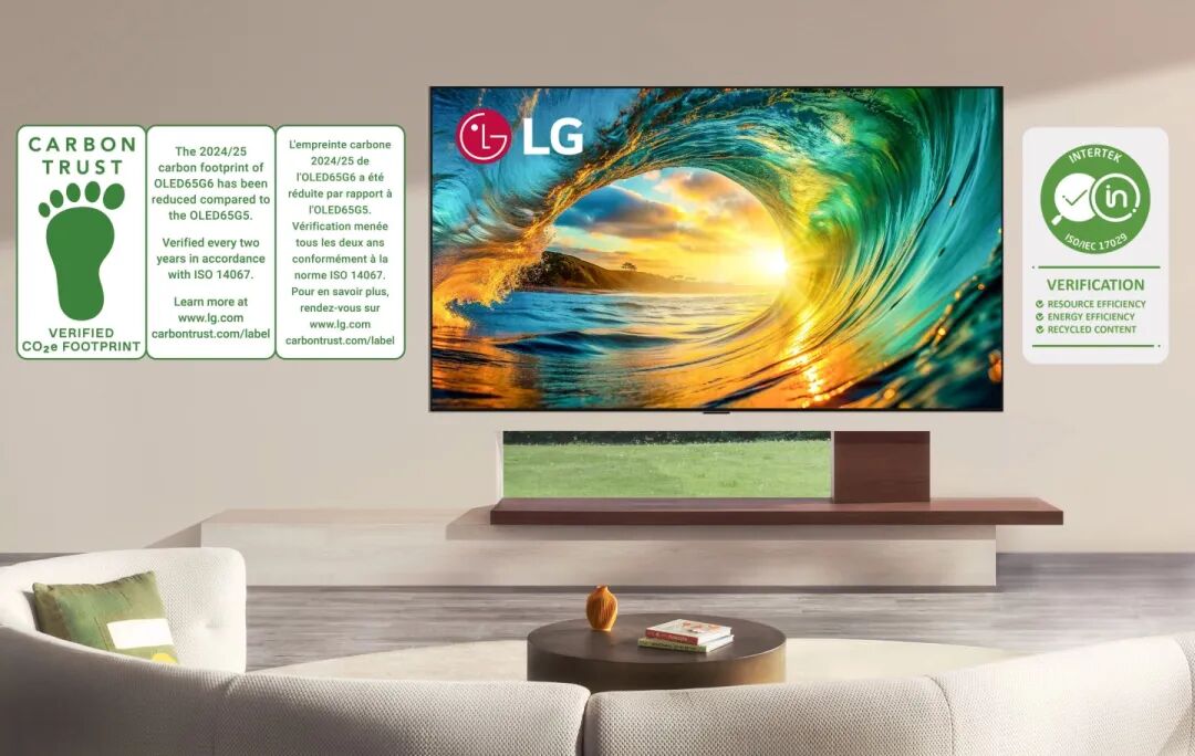 一台挂在墙上的LG电视显示着绚丽的日落画面，同时显示着公认的可持续发展认证图像。