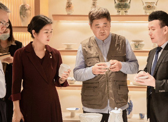 Shan Jixiang, president of the Chinese Society of Cultural Relics and former director of the Palace Museum, came to Hualian Porcelain to investigate the ceramic industry