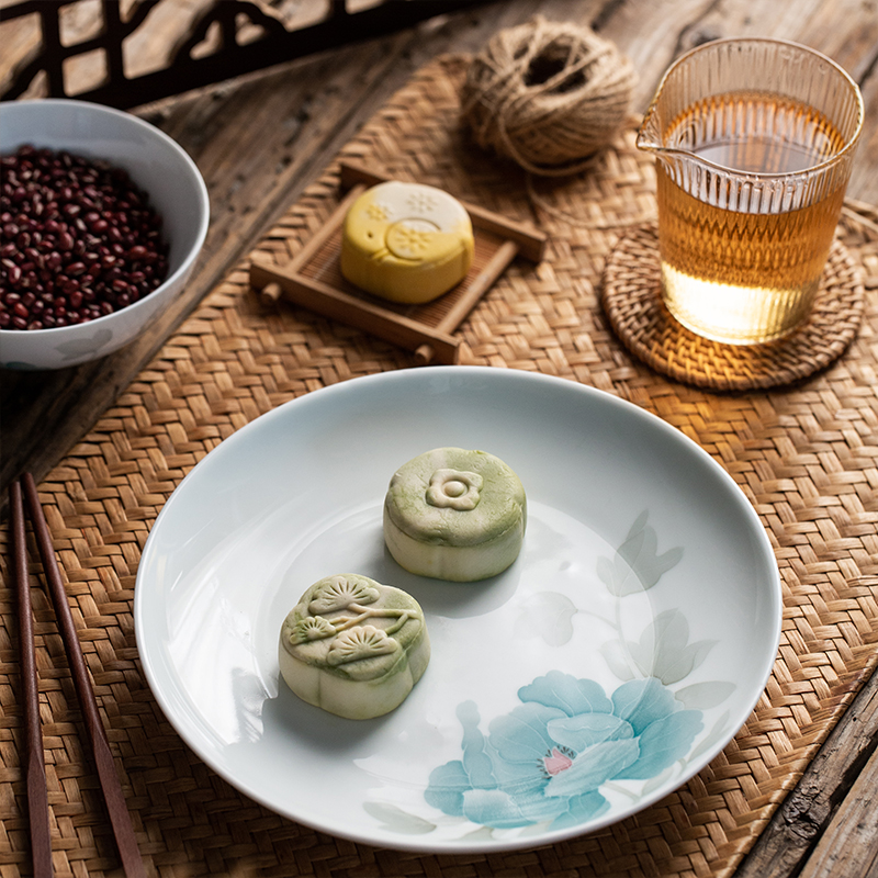 The moon is full of flowers