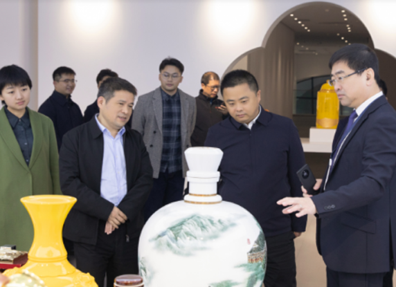 Beiliu Party Secretary Liu Qi led a team to visit Hualian porcelain industry