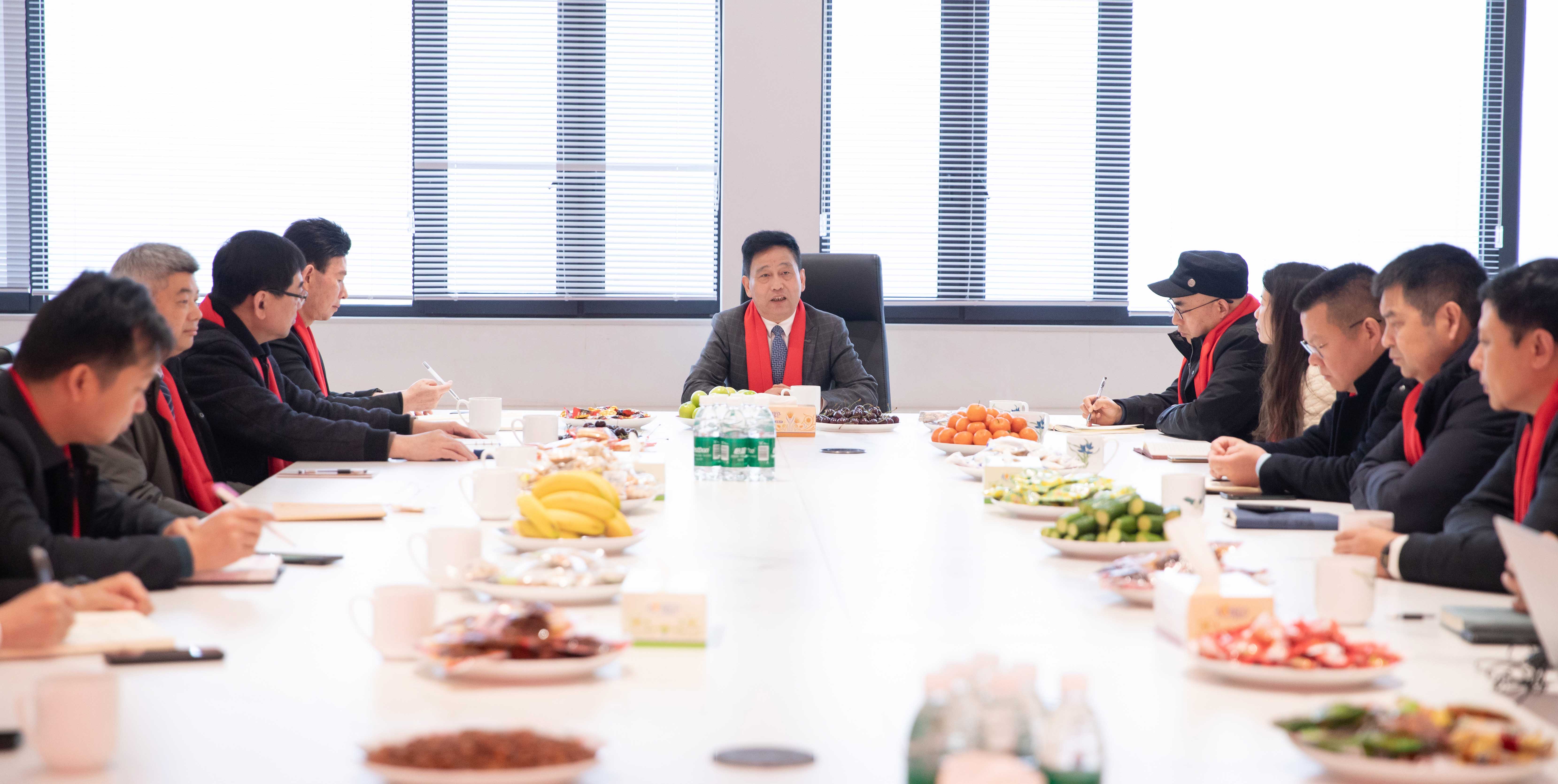 Good Luck for Construction: The Chairman and CEO of Huaci Corporation, together with senior executives, carry out a group worship activity