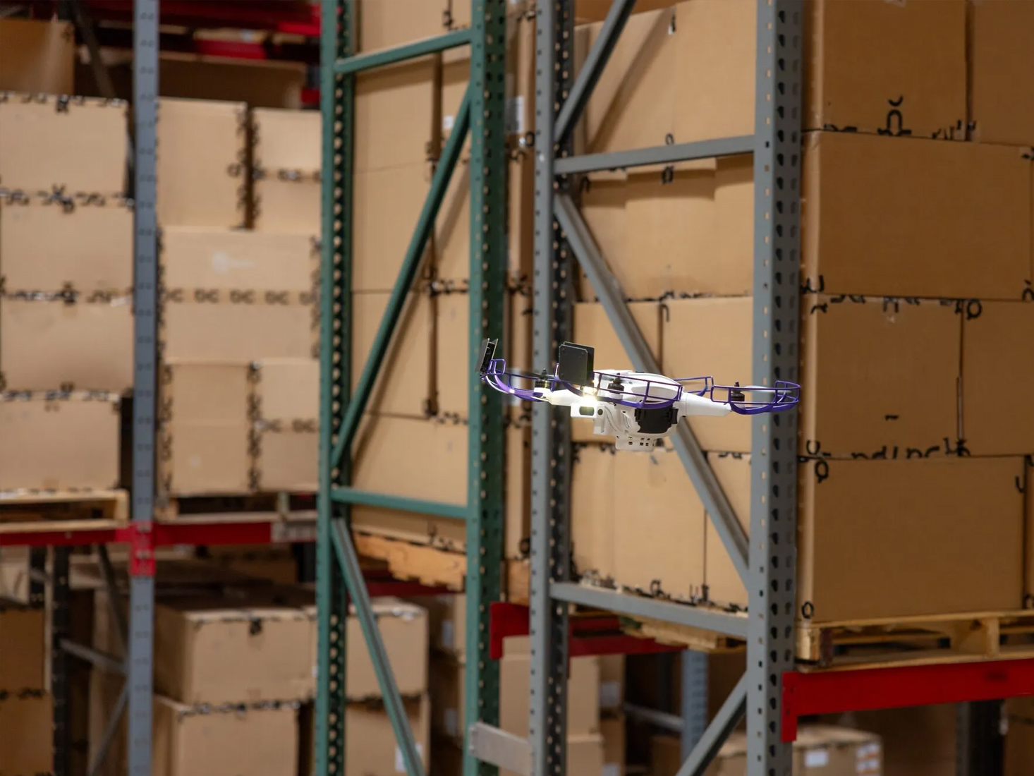 鞋服巨头试点无人机+RFID盘点，每秒可扫描1000件准确率99.9%