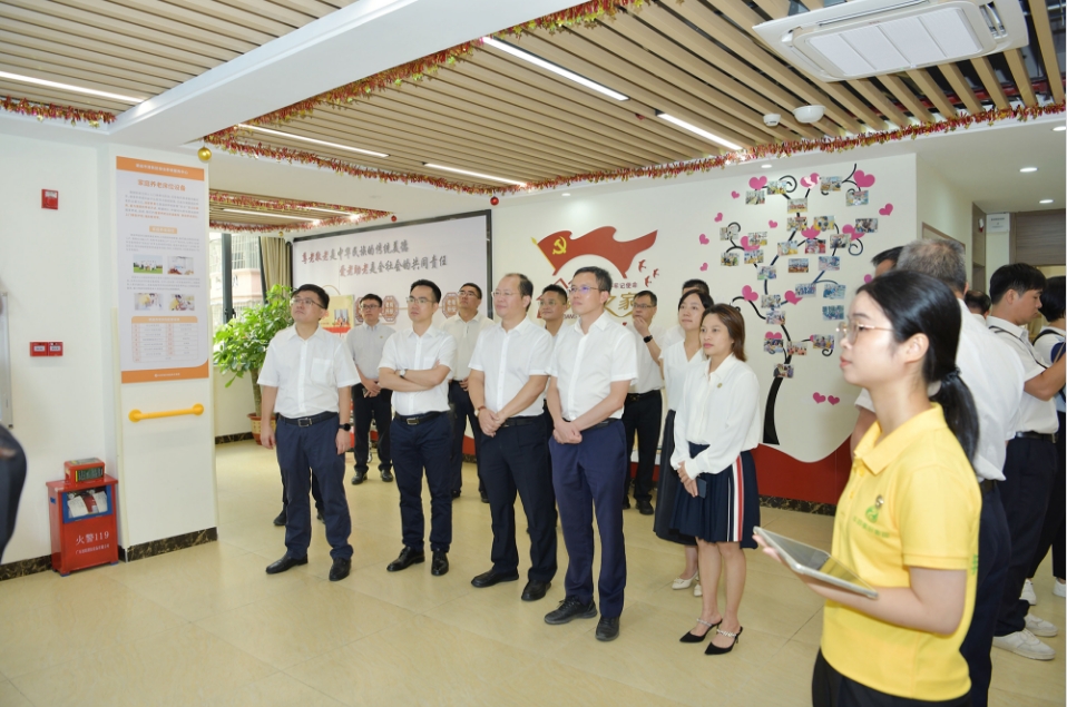 清远市副市长苏锦丹率各县市区调研组到华邦美好家园运营的清新区综合养老服务中心调研