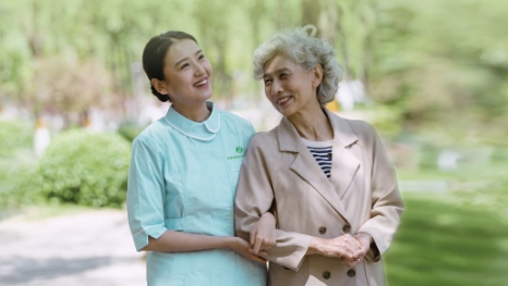 孝慈乐伴，中老年人的百变“搭子”——爬山、逛公园、摄影……