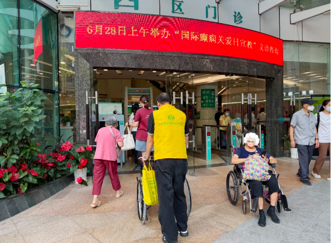 就医路上的“临时家人”暖心上线 89岁全奶奶的看病日记 | 孝慈陪诊