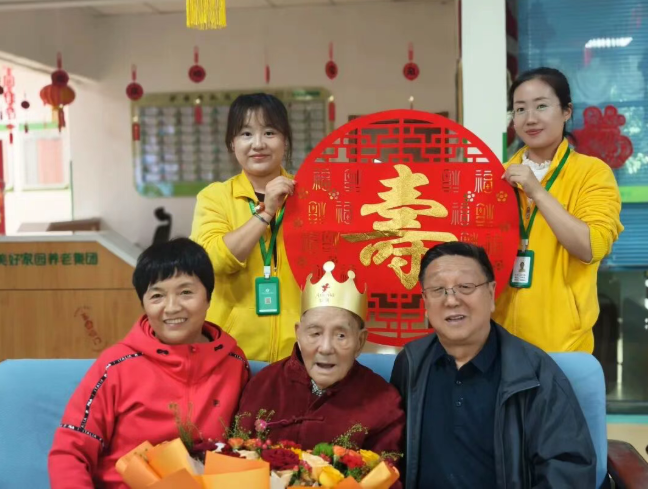 从“地下工作者”到“阳光生活者”，百岁长者魏爷爷的惬意晚年 | 孝慈故事荟