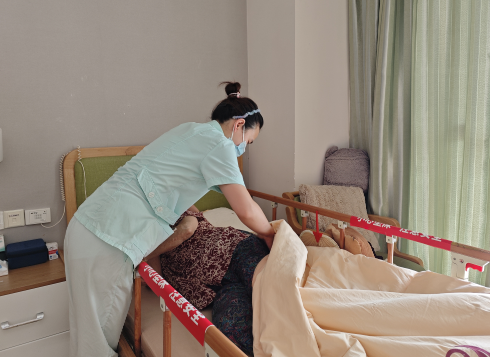 华邦美好家园专业照护服务，如何为失能老年人家庭“减负”