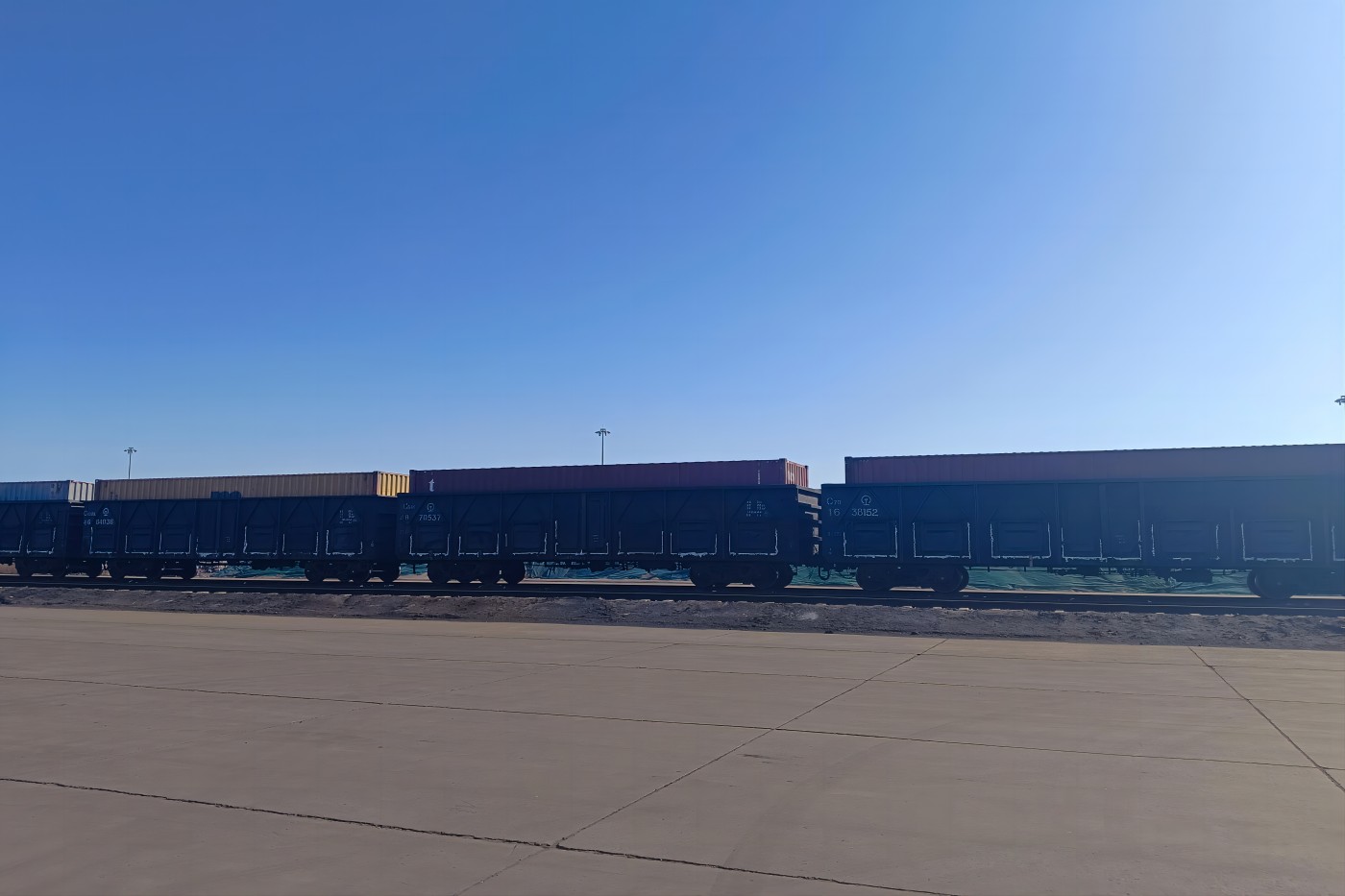 中国铁路: 前两个月中欧班列累计 开行2928列发送货物31.7万标箱 同比分别增长9%、10%