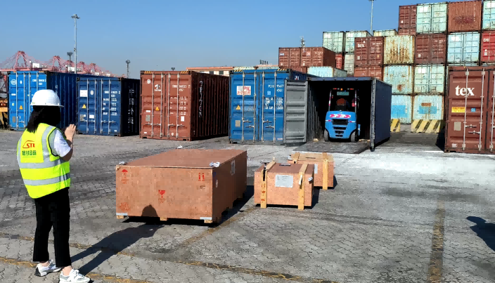 我司箱管部经理邓海燕监装货物过程中......