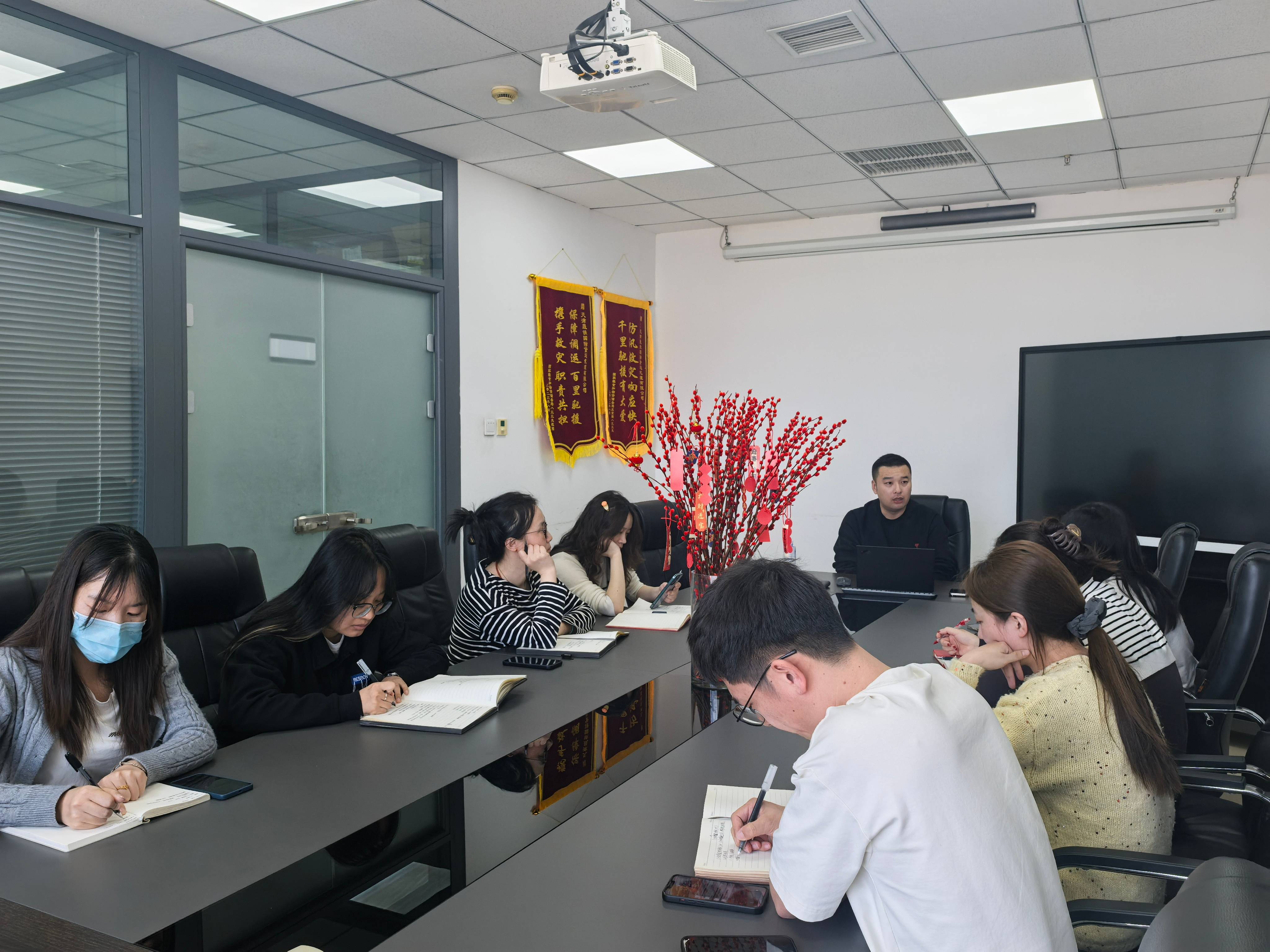 3月12日，船前会召开，针对业务中可能会出现的突发情况进行了讨论与分析