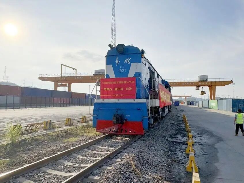 商品汽车出海新通道！大湾区首开“双班列＋班轮”模式专列