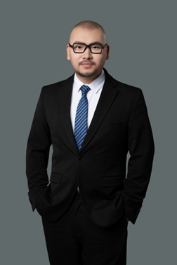  
李英达  集团副总裁 
加拿大麦克马斯特大学（McMaster University）金融学硕士，英国曼彻斯特大学（University of Manchester) 管理学一等荣誉学位学士。