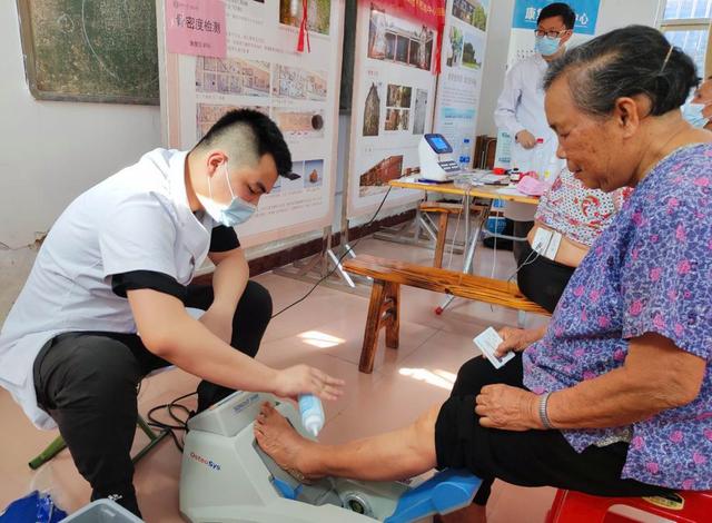 老龄化社会需提前重视骨健康，应把骨质疏松当作慢性病管理｜两会回音壁