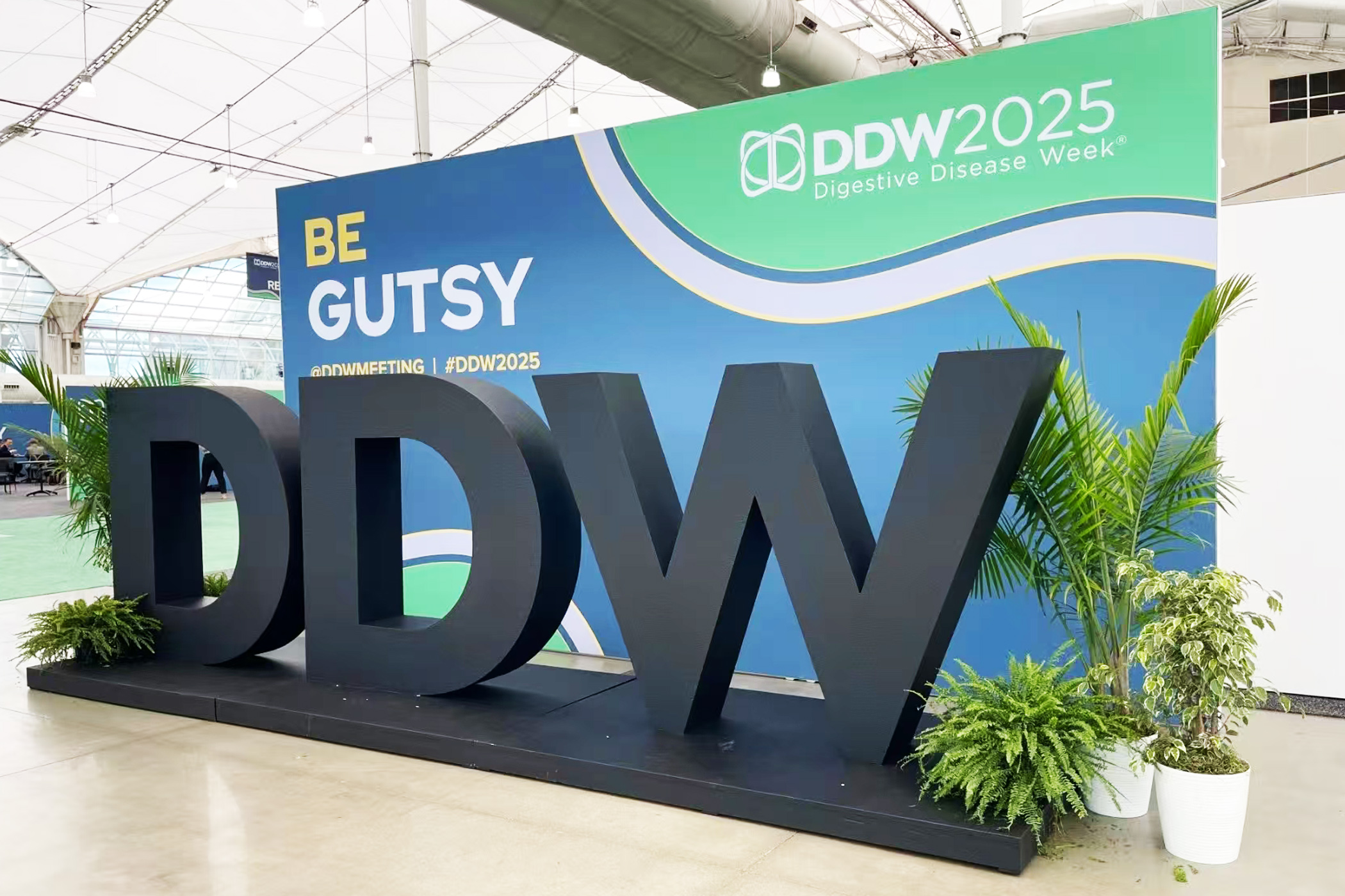 全球首创！科思明德一键自动调焦光学放大镜亮相DDW