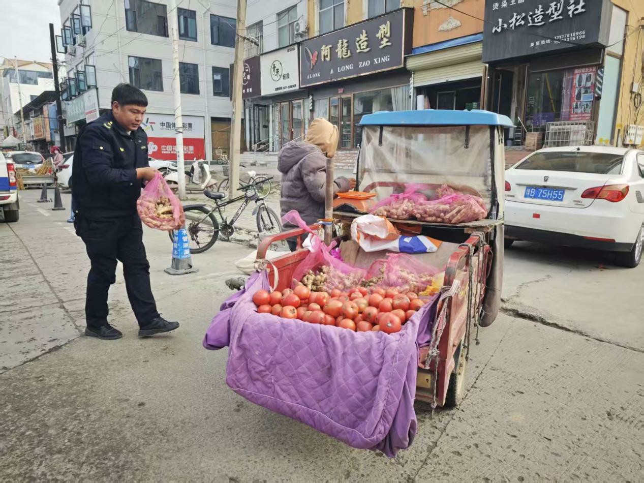 通许城管“暖”治理！烟火气与文明范儿双向奔赴