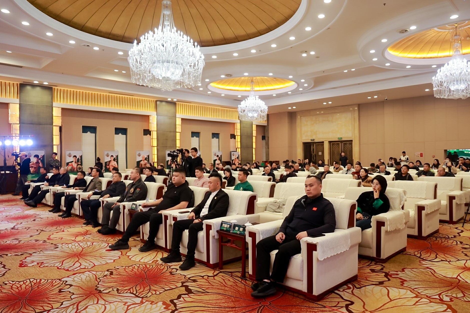 振华英雄中外格斗冠军赛《草原雄鹰》之战启动仪式在暖城鄂尔多斯盛大举行