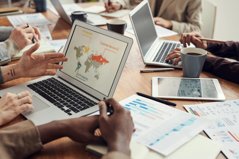 What are the similarities between Escape Rooms and VR Arenas?