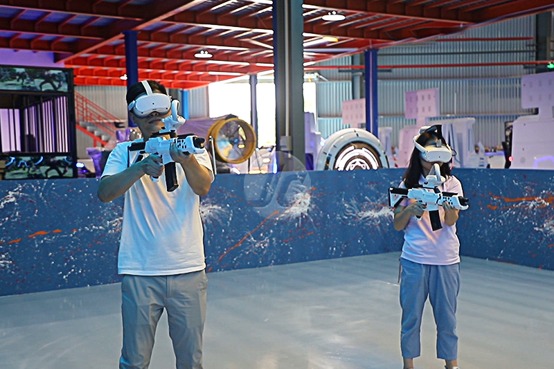 What are the similarities between Escape Rooms and VR Arenas?