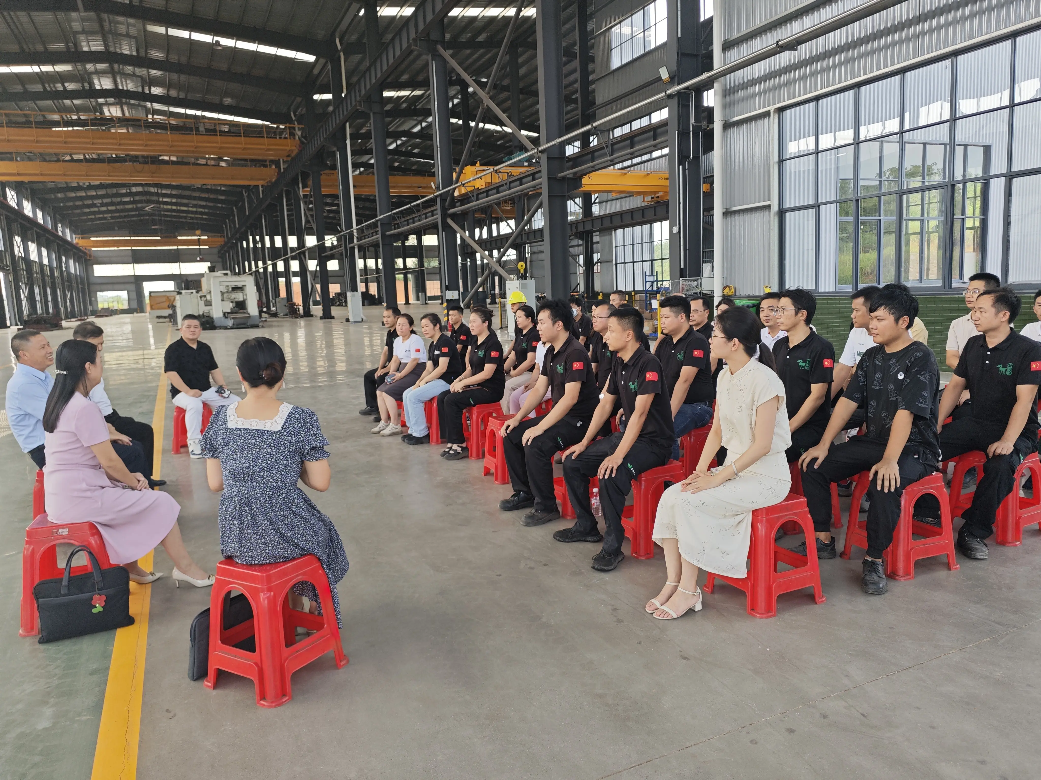 市委宣讲团成员、市委宣传部副部长胡祥苏来到湖南鑫泉科技有限公司开展宣讲座谈活动