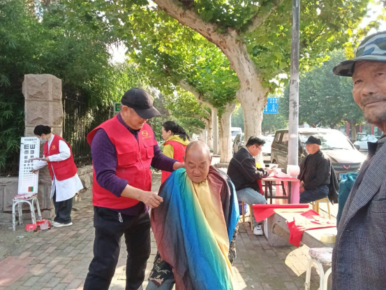 河东区义工协会联合多家单位开展重阳节敬老活动