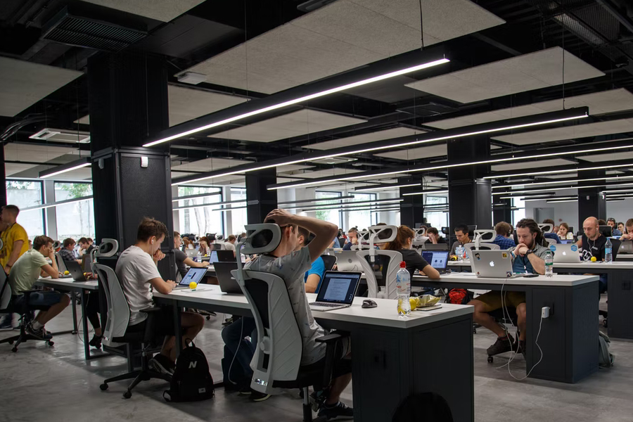 何以生存，唯有“变态”