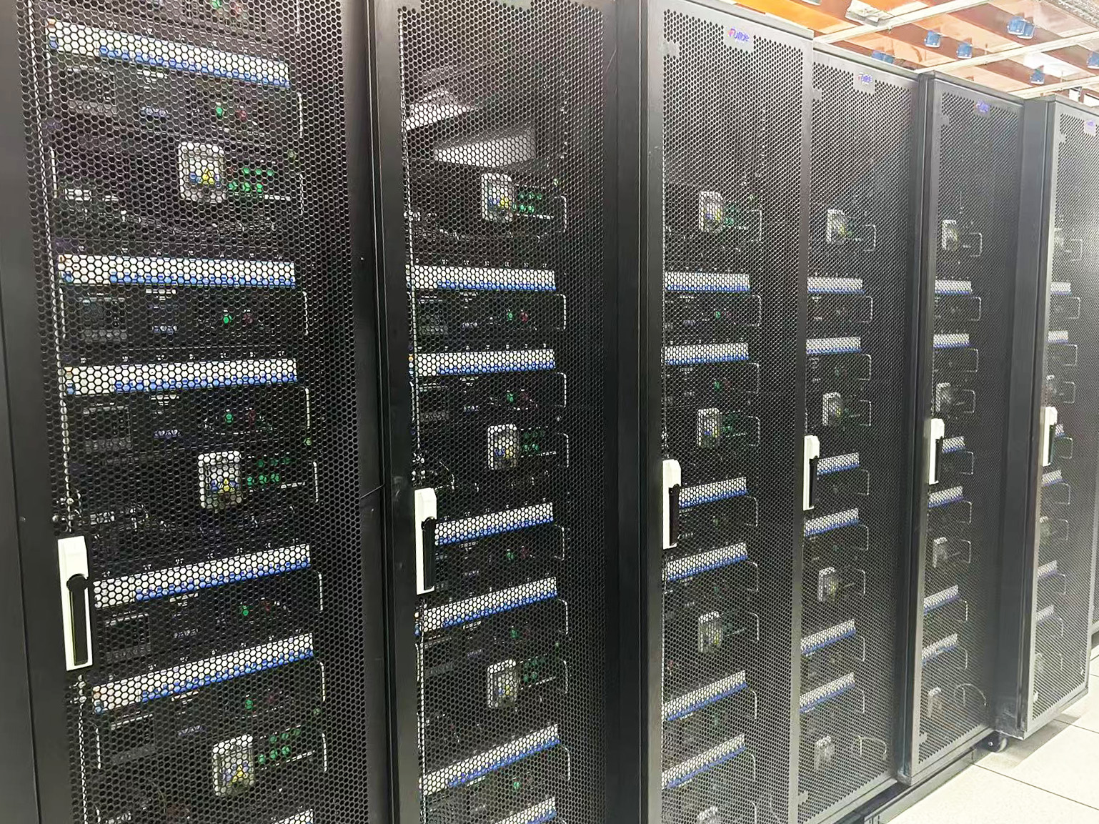 【案例分享39】福德风冷液冷负载机柜助力马来西亚国际科技巨头数据中心项目